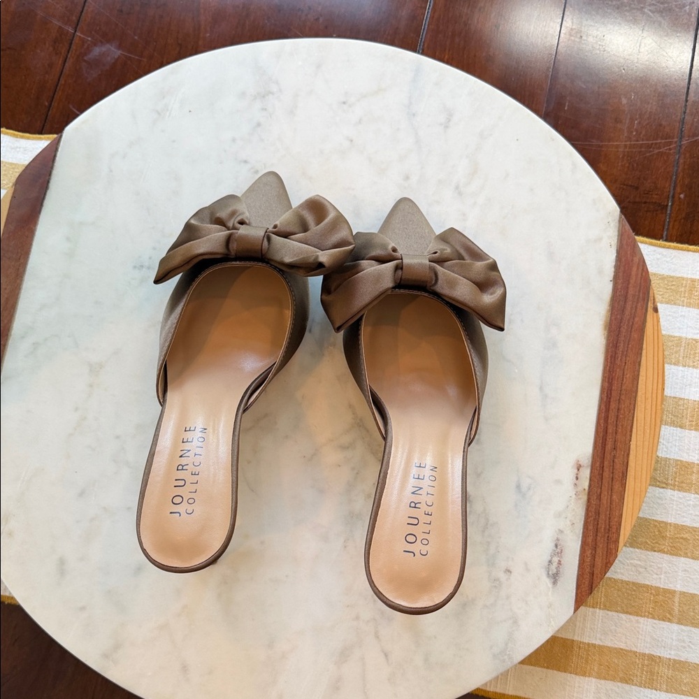 Journee Collection Brown Bow Pointed-Toe Slip-On Mules - Picture 4 of 4